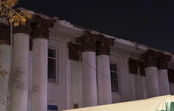 Элегантный карниз никто и никогда уже не увидит: подрядчик продолжил ломать фасад знаменитой алматинской гимназии даже после возмущения алматинцев