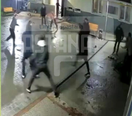 Массовая драка в Алматы: группа хулиганов напала на охранника и жителя ЖК 