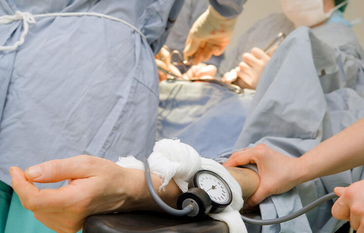 Фасад здания рухнул на людей в Астане: одна из пострадавших в реанимации