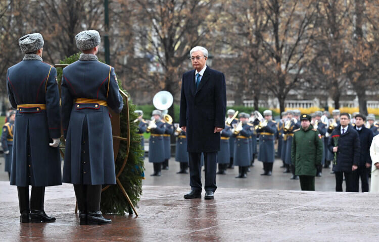 Мемлекет басшысы "Белгісіз жауынгер бейіті" ескерткіш мемориалына гүл шоғын қойды