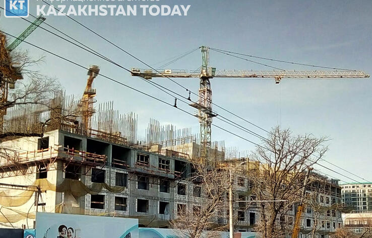 Трое рабочих упали с высоты пятого этажа на стройке в Астане 