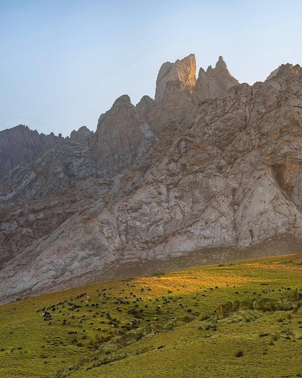 Photographer showed Kelinshektau: mountains that look like another universe. Images | dots_foto/instagram