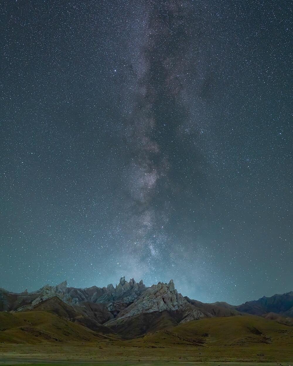 Photographer showed Kelinshektau: mountains that look like another universe. Images | dots_foto/instagram