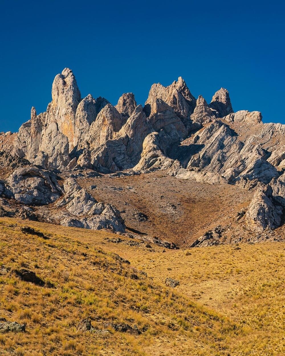 Фотограф показал Келиншектау: горы, которые выглядят как другая вселенная. Фото: dots_foto/instagram