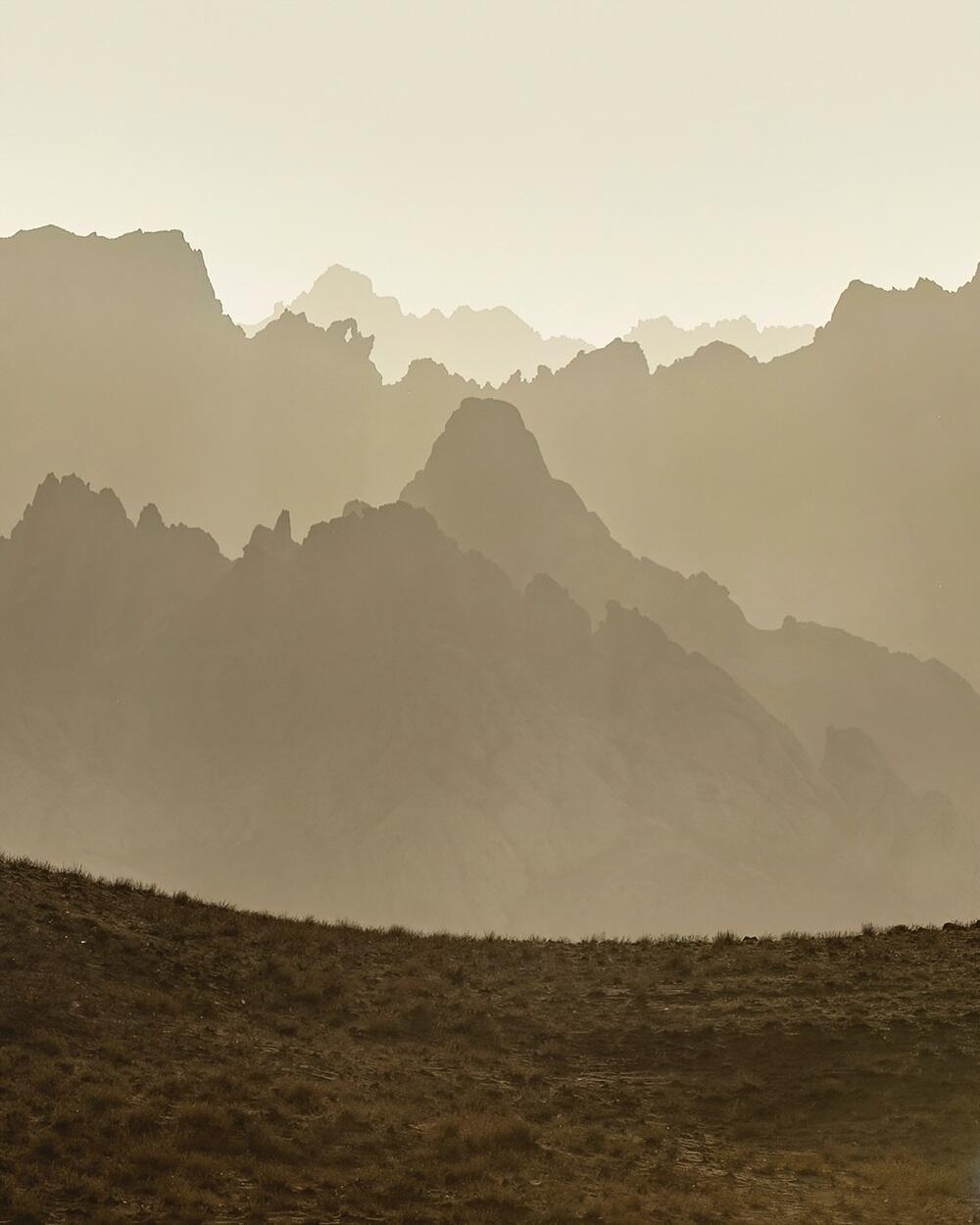 Фотограф показал Келиншектау: горы, которые выглядят как другая вселенная. Фото: dots_foto/instagram