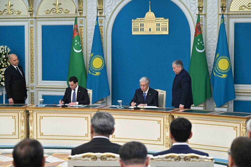 Kazakh and Turkmen presidents sign documents to expand cooperation