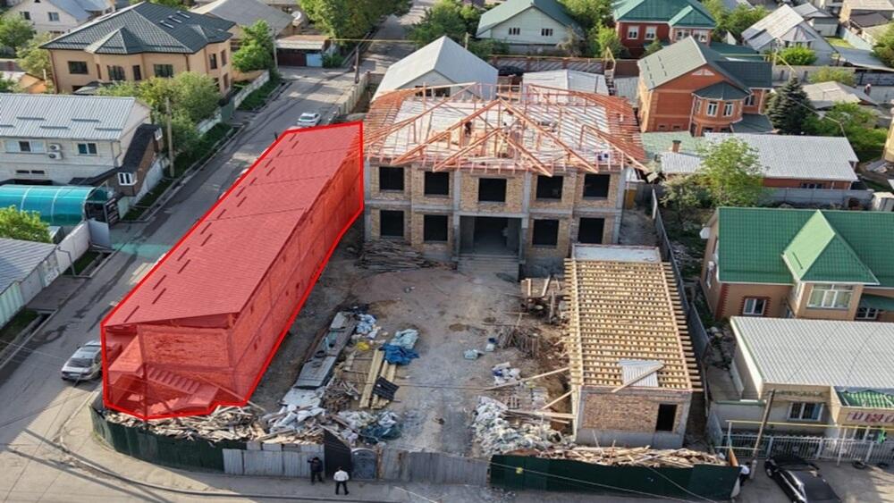 В Алматы сносят незаконно построенное здание