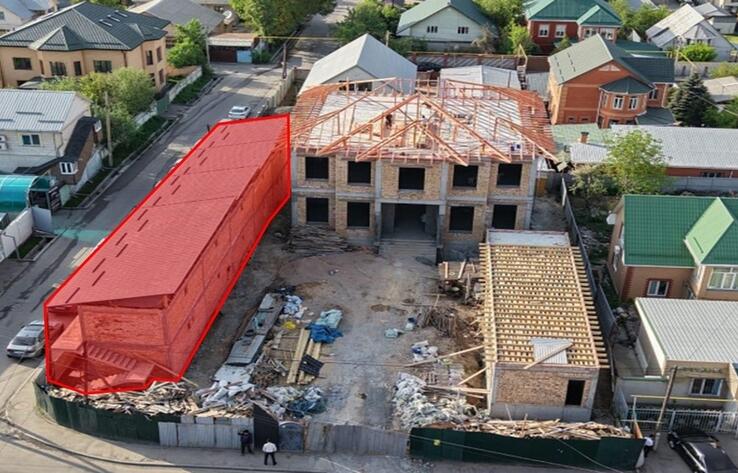 В Алматы сносят незаконно построенное здание