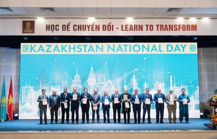 Al-Farabi's Book was Presented in Ha Noi