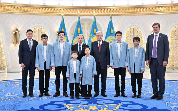 Мемлекет басшысы әлем біріншіліктерінде топ жарған жас шахматшылармен кездесті