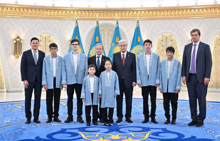 Мемлекет басшысы әлем біріншіліктерінде топ жарған жас шахматшылармен кездесті