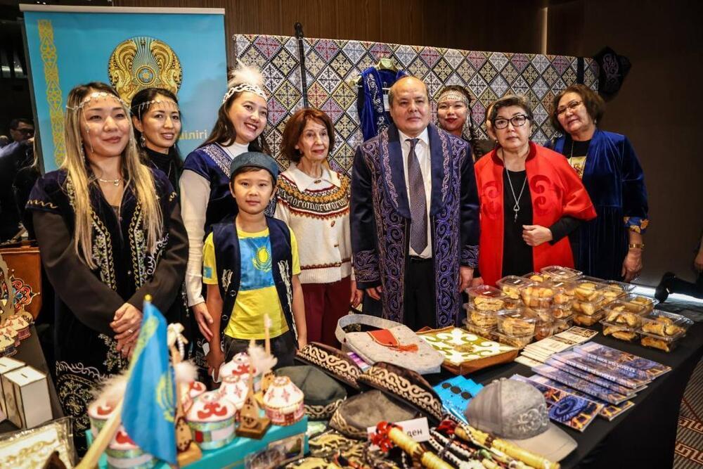 Солтүстік Македония Президенті дипломатиялық қайырымдылық жәрмеңкесінде Қазақстан стендін тамашалады