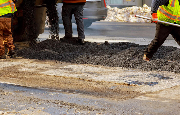 Кладут асфальт прямо на землю: в акимате Алматы отреагировали на жалобы жителей микрорайона Нур Алатау