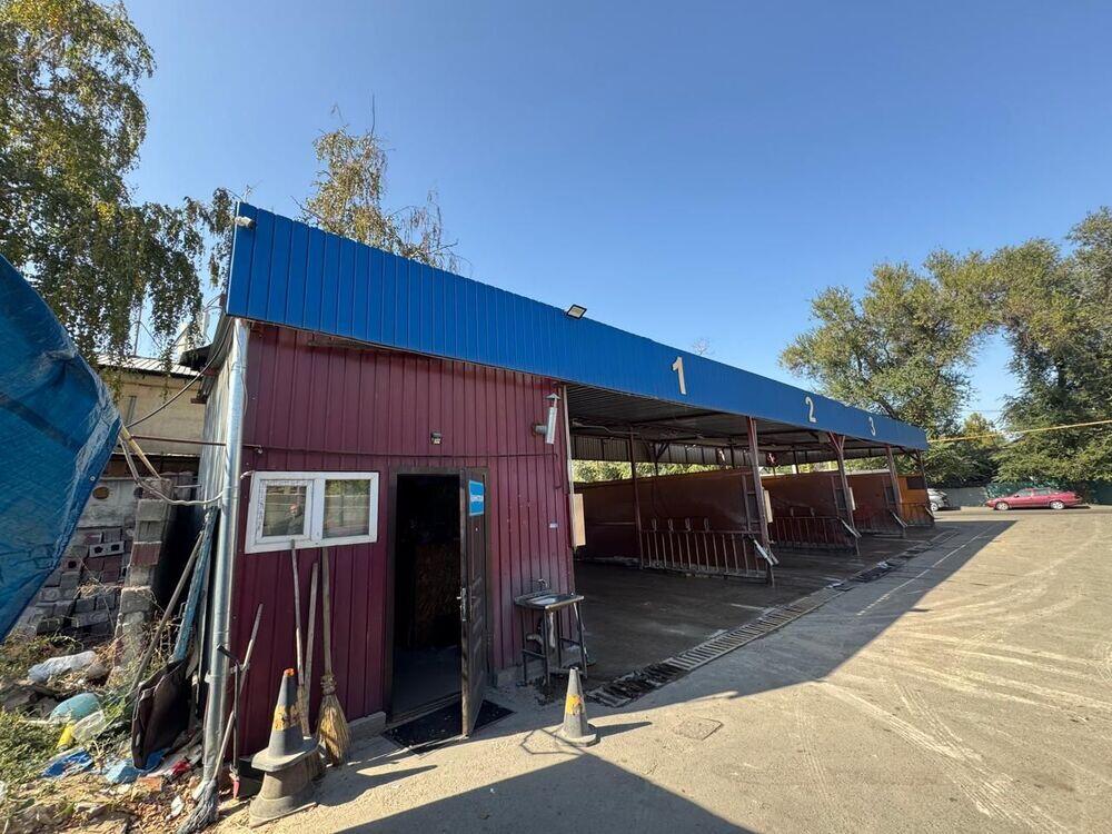 В Алматы сносят очередную незаконную автомойку