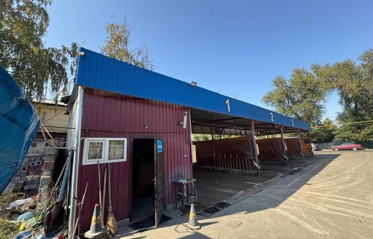 В Алматы сносят очередную незаконную автомойку