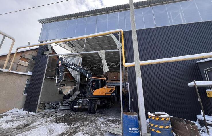 Очередная незаконная постройка попала под снос в Алматы