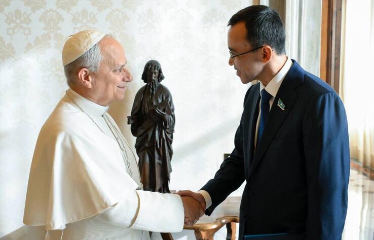 Токаев пригласил папу римского в Казахстан