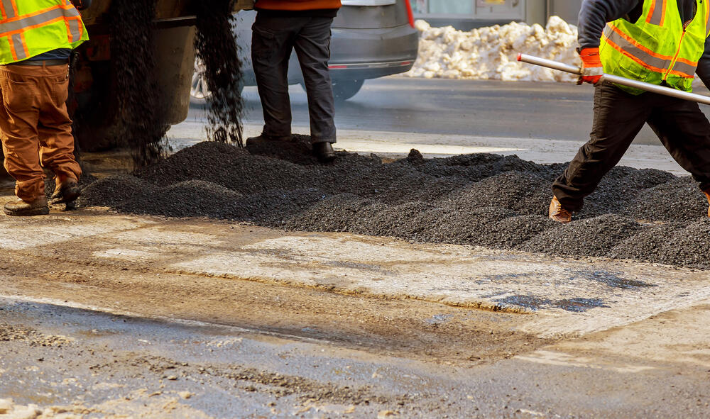 Кладут асфальт прямо на землю: в акимате Алматы отреагировали на жалобы жителей микрорайона Нур Алатау