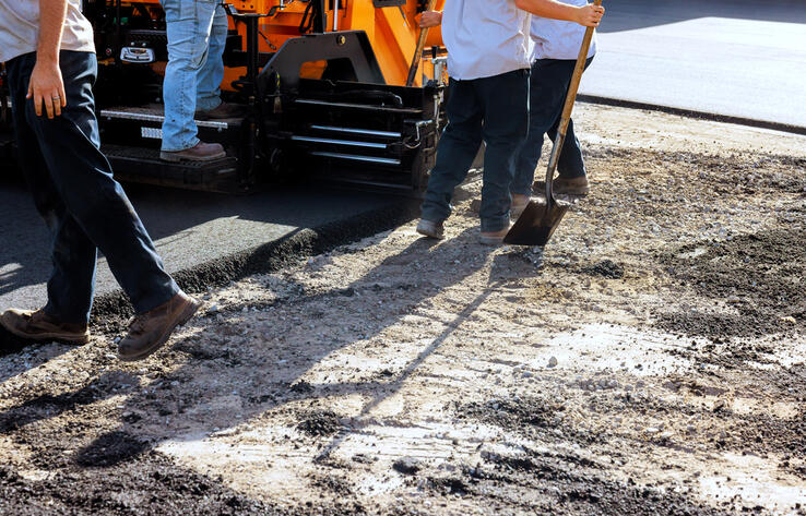 Кладут асфальт прямо на землю: жители микрорайона Нур Алатау просят акимат вмешаться в работу подрядчика