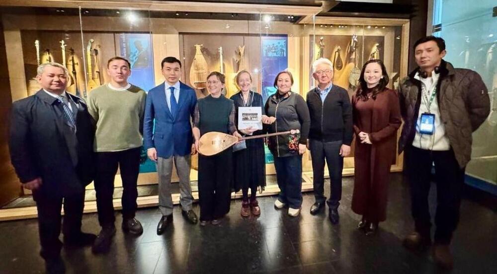Домбыра мен сазсырнай Бельгияның Корольдік музыкалық аспаптар музейінің коллекциясына енді