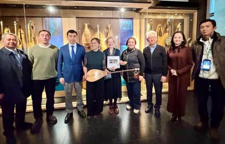 Домбыра мен сазсырнай Бельгияның Корольдік музыкалық аспаптар музейінің коллекциясына енді