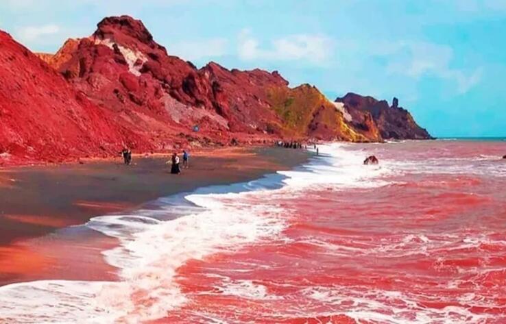 Пляж Ормуза стал кроваво-красным