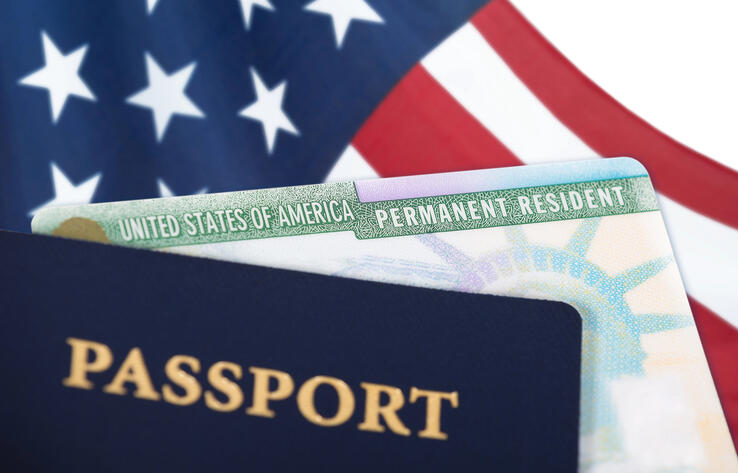 В США приостановили выдачу грин-карт некоторым иностранцам