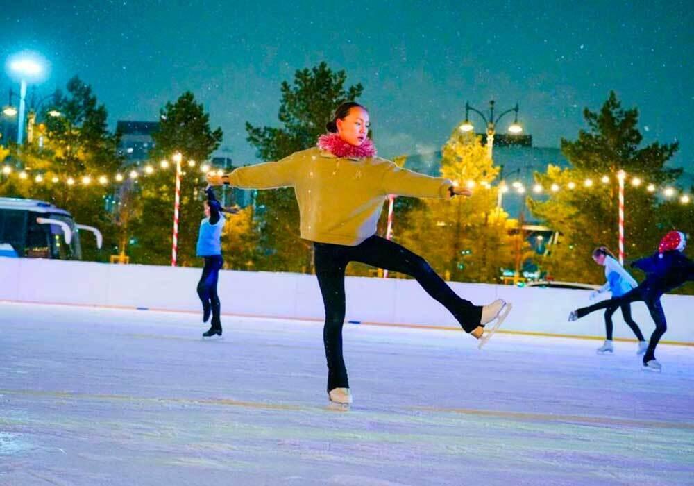 В городах Казахстана зажгли огни на новогодних елках. Фото: Акимат Астаны