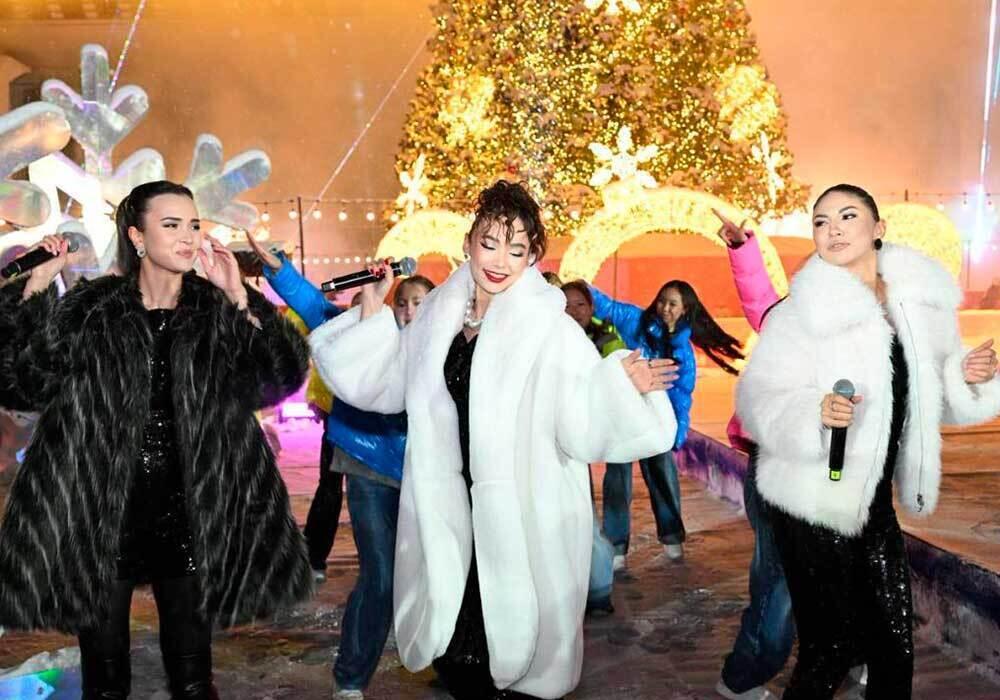 В городах Казахстана зажгли огни на новогодних елках. Фото: Акимат Алматы