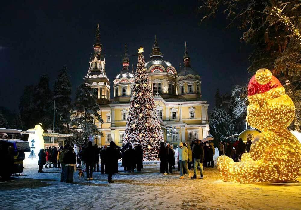 В городах Казахстана зажгли огни на новогодних елках. Фото: Алматы gov.kz