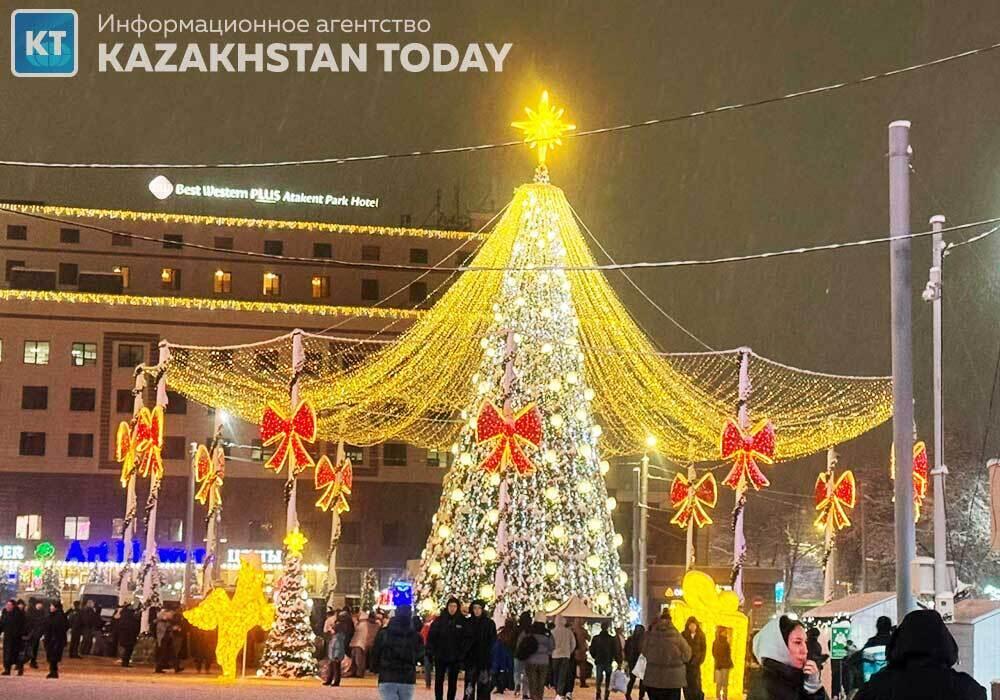 Қазақстанның барлық қалаларында жаңа жылдық шыршалар жағылды. Сурет: Алматы