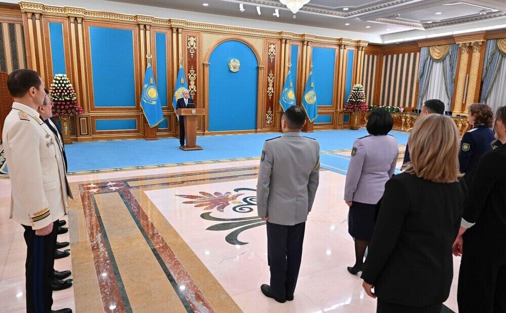 President hands over keys to apartments to employees of Prosecutor General's Office, State Guard Service, and MIA