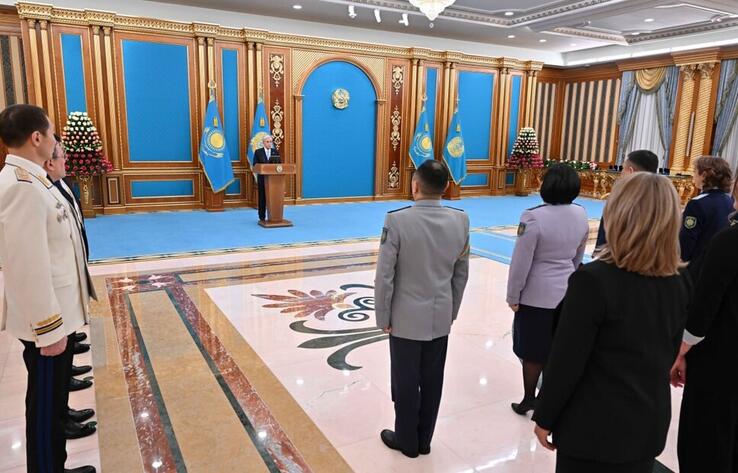 President hands over keys to apartments to employees of Prosecutor General's Office, State Guard Service, and MIA