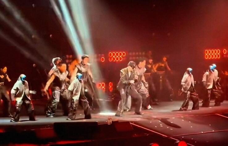 Chinese robots wowed audiences with somersaults at a concert