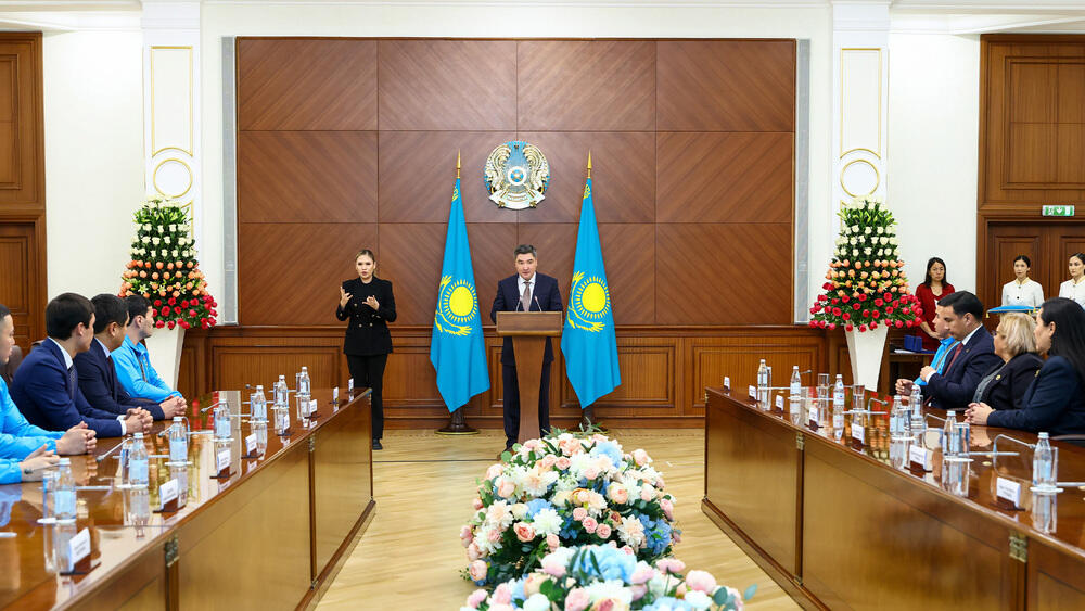 Олжас Бектенов Президент атынан XXV жазғы Сурдлимпиада ойындарының жүлдегерлері мен жаттықтырушыларына мемлекеттік наградалар табыс етті