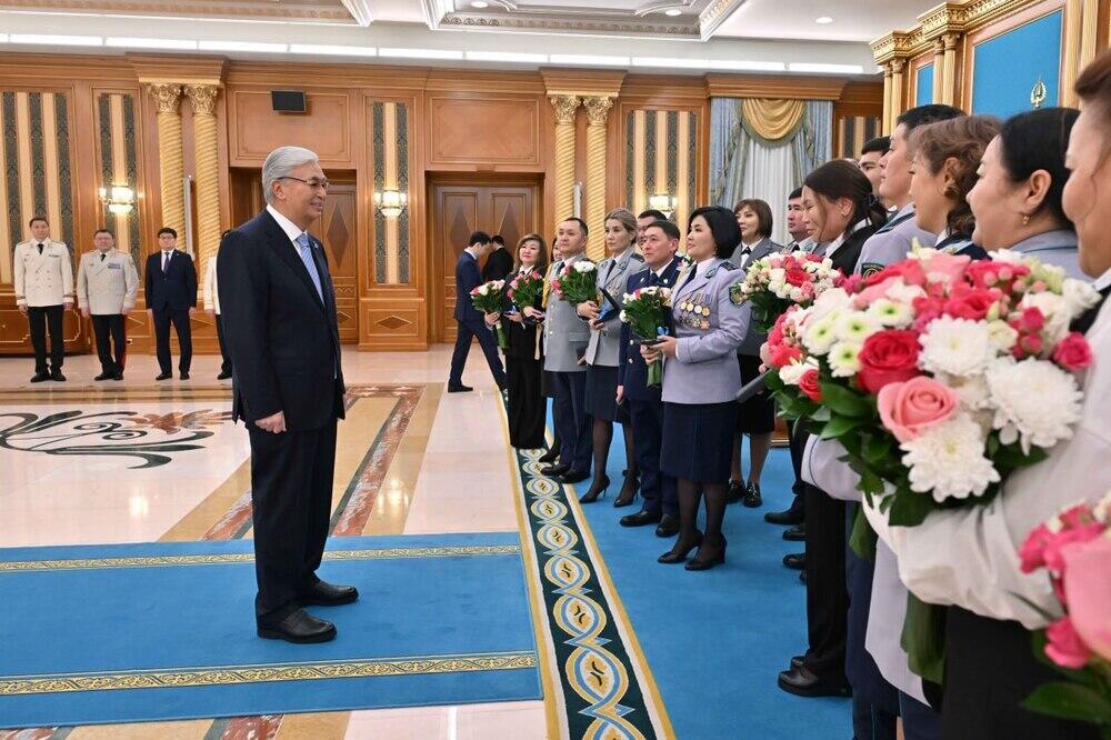Президент Қасым-Жомарт Тоқаев Бас прокуратура, Мемлекеттік күзет қызметі, Ішкі істер министрлігі қызметкерлеріне пәтер кілтін табыстады