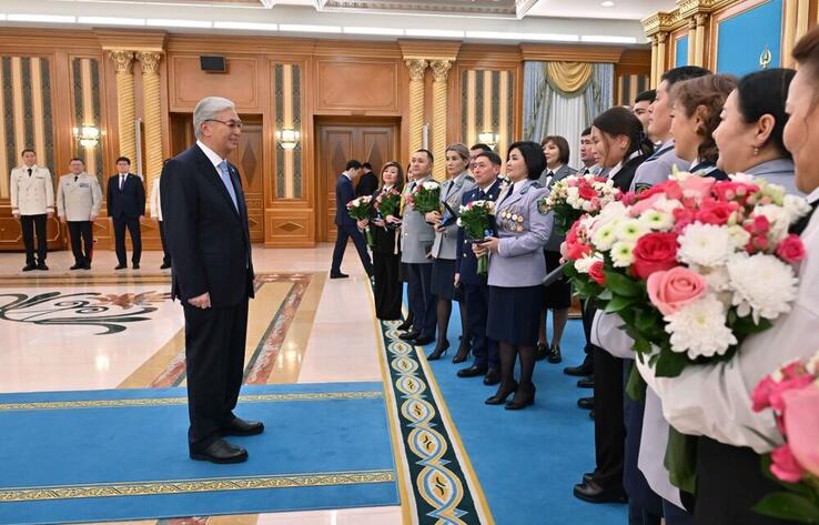Президент Қасым-Жомарт Тоқаев Бас прокуратура, Мемлекеттік күзет қызметі, Ішкі істер министрлігі қызметкерлеріне пәтер кілтін табыстады