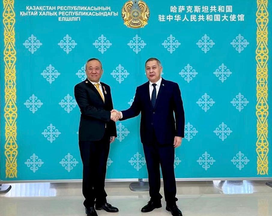 Қазақстан Пекин тіл және мәдениет университетінің ректорын II дәрежелі "Достық" орденімен марапаттады