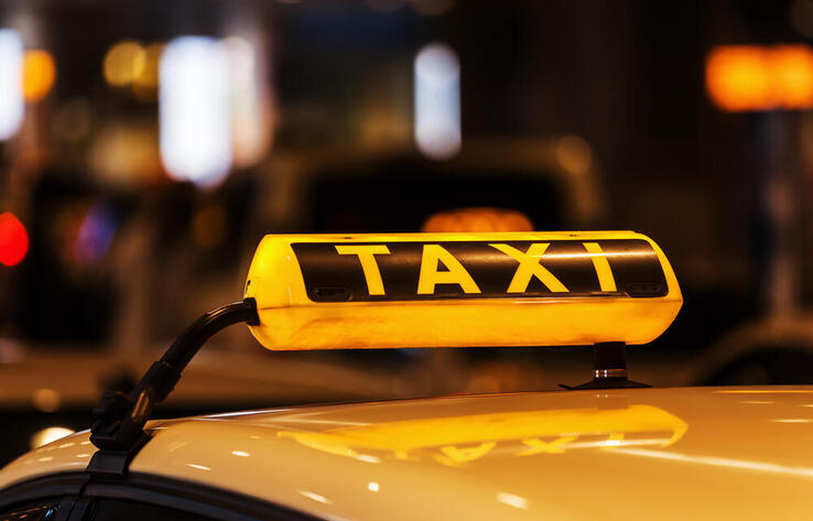 В Павлодарской области наградили спасшего пенсионерку от мошенников таксиста 