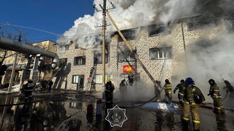 В Астане пожар в трехэтажном здании тушат по повышенному рангу 