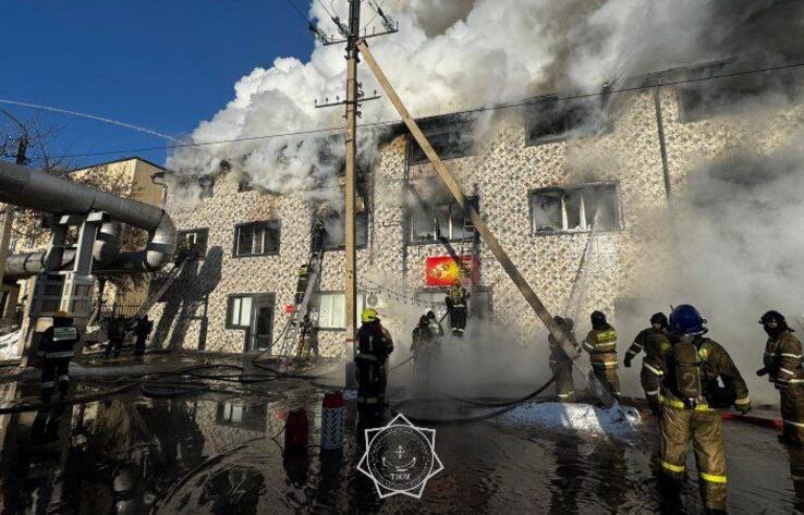 В Астане пожар в трехэтажном здании тушат по повышенному рангу 