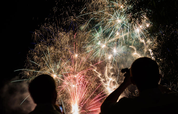 Paris police detained 40 people for using fireworks