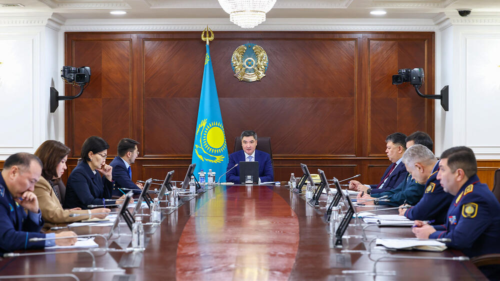 "Заң мен тәртіп": Олжас Бектенов мереке күндері құқық бұзушылықтың алдын алу және қауіпсіздік шаралары жөніндегі ведомствоаралық комиссия отырысын өткізді