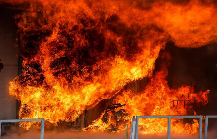 Large fire erupts at market in Atyrau