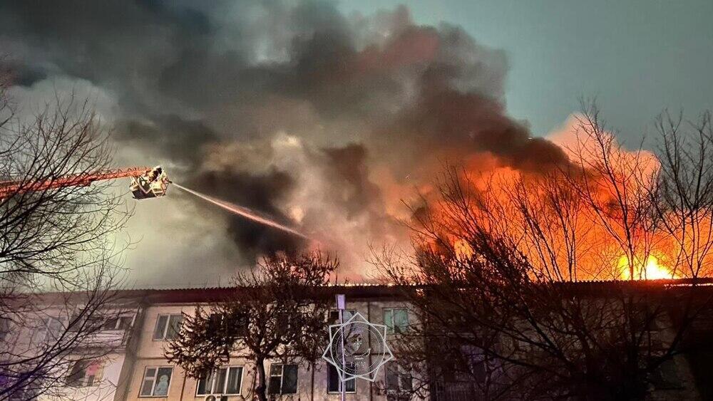 Два крупных пожара произошли в новогоднюю ночь в Таразе: эвакуировано около 200 человек