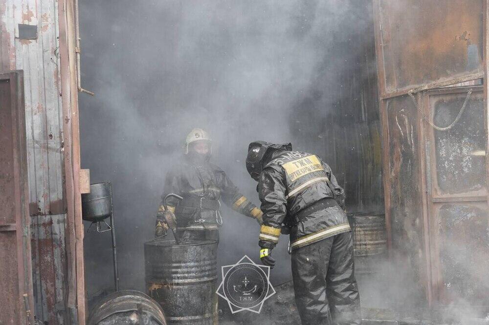 В Астане потушили пожар на СТО