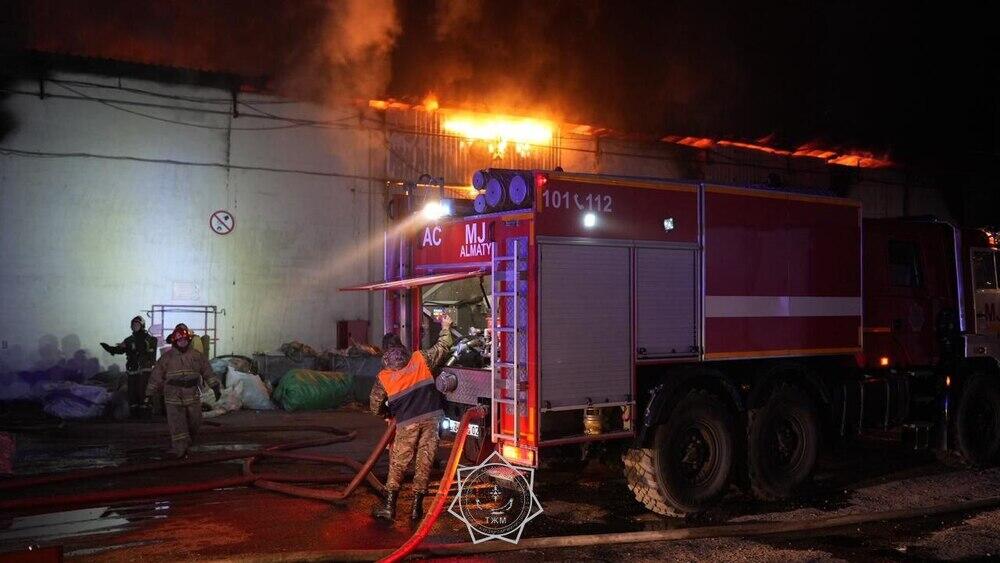 Алматыда қоймадағы өрт түні бойы сөндірілді