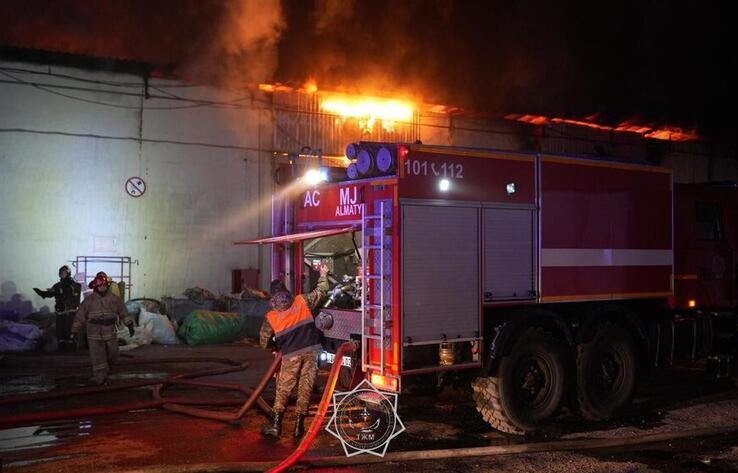 Алматыда қоймадағы өрт түні бойы сөндірілді