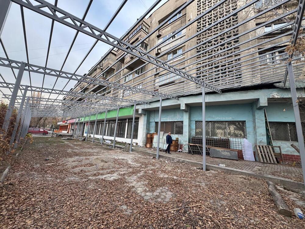 В Алматы снесли незаконное сооружение