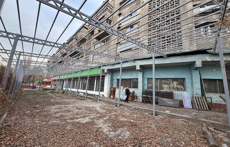 В Алматы снесли незаконное сооружение